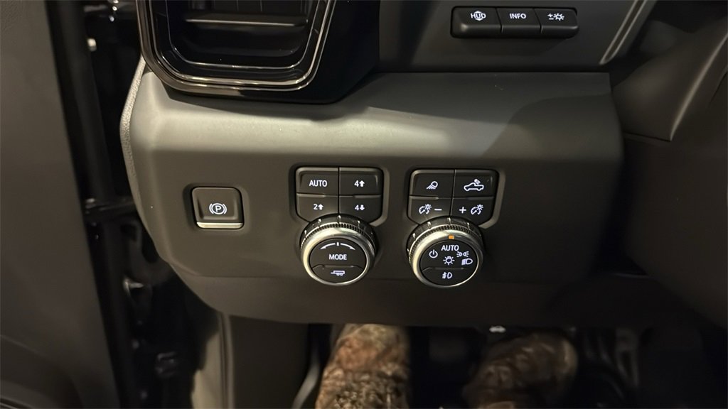 Used 2024 GMC Sierra 1500 AT4 w/ Technology Package image 33