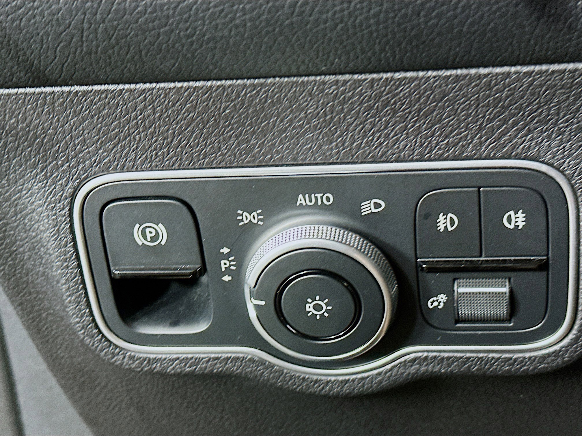 Used 2025 Mercedes-Benz GLB 250 4MATIC image 16