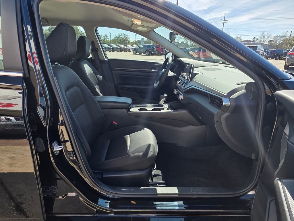 Used 2025 Nissan Altima 2.5 SV image 13