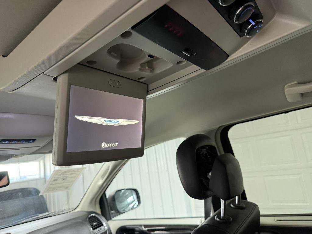 Used 2014 Chrysler Town & Country Touring-L w/ Driver Convenience Group FWD image 18