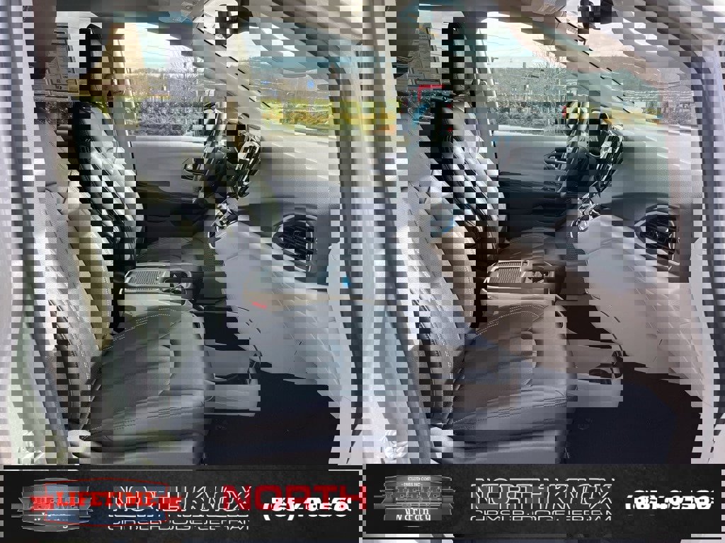 Used 2024 Chrysler Pacifica Touring-L image 25