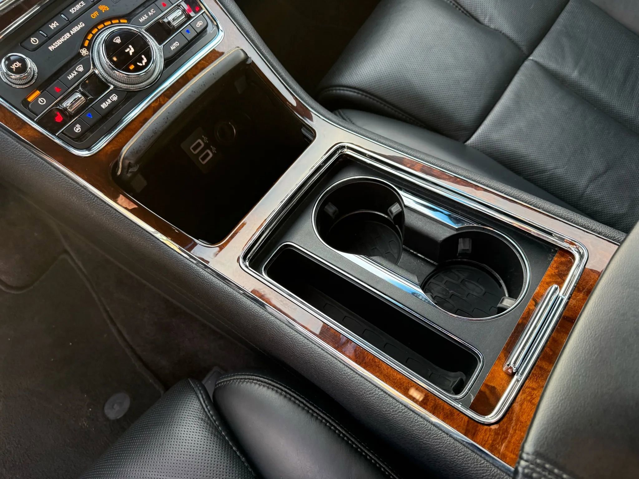 Used 2017 Lincoln Continental Select w/ Climate Package image 22