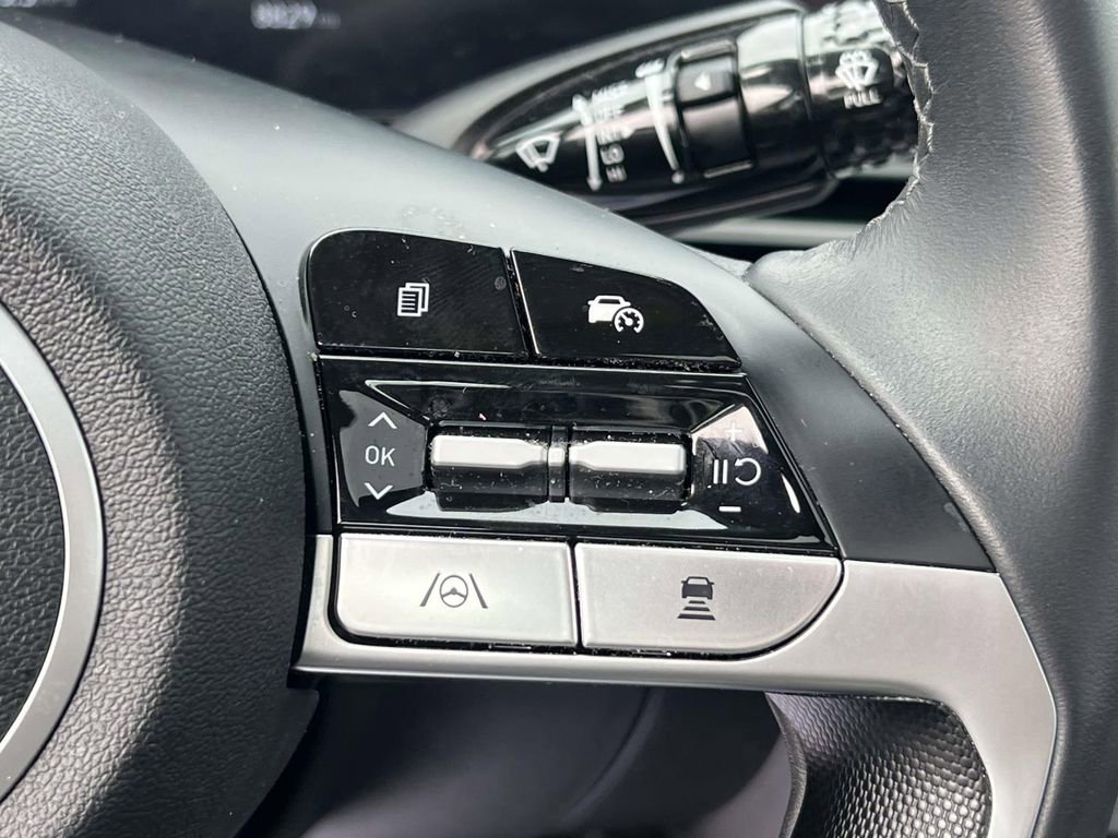 Certified 2025 Hyundai Elantra Limited image 24