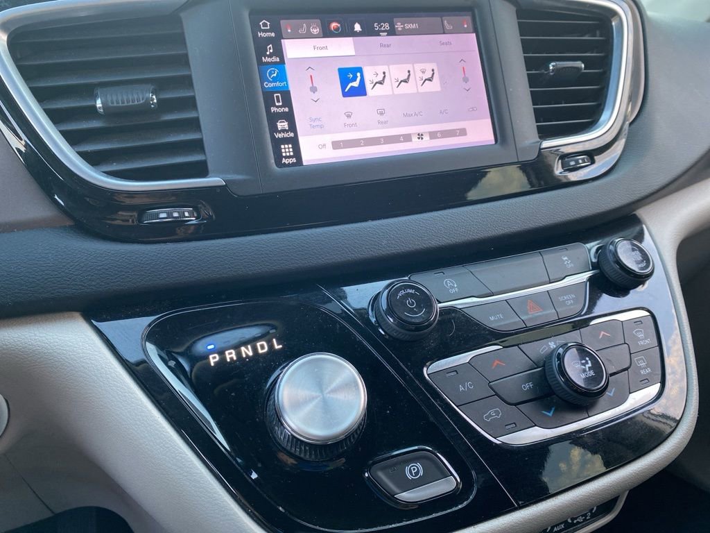 Used 2023 Chrysler Voyager LX image 14