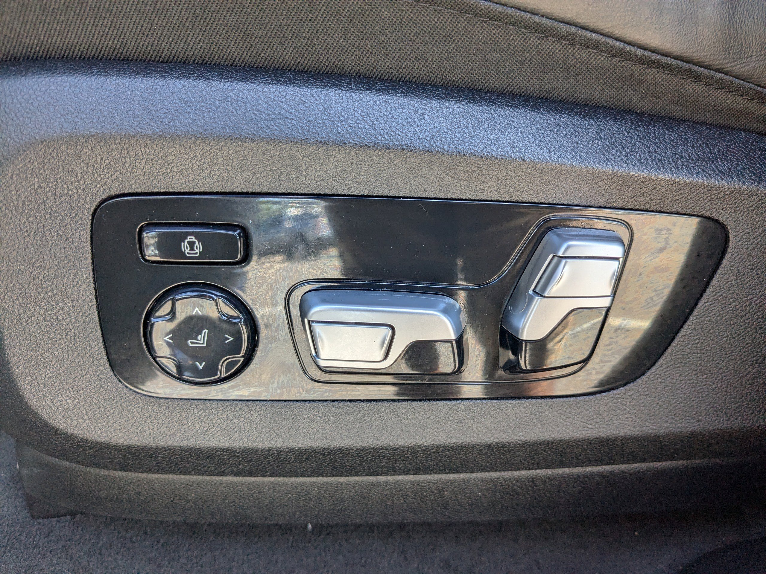 Used 2020 BMW X6 M50i w/ Executive Package image 21