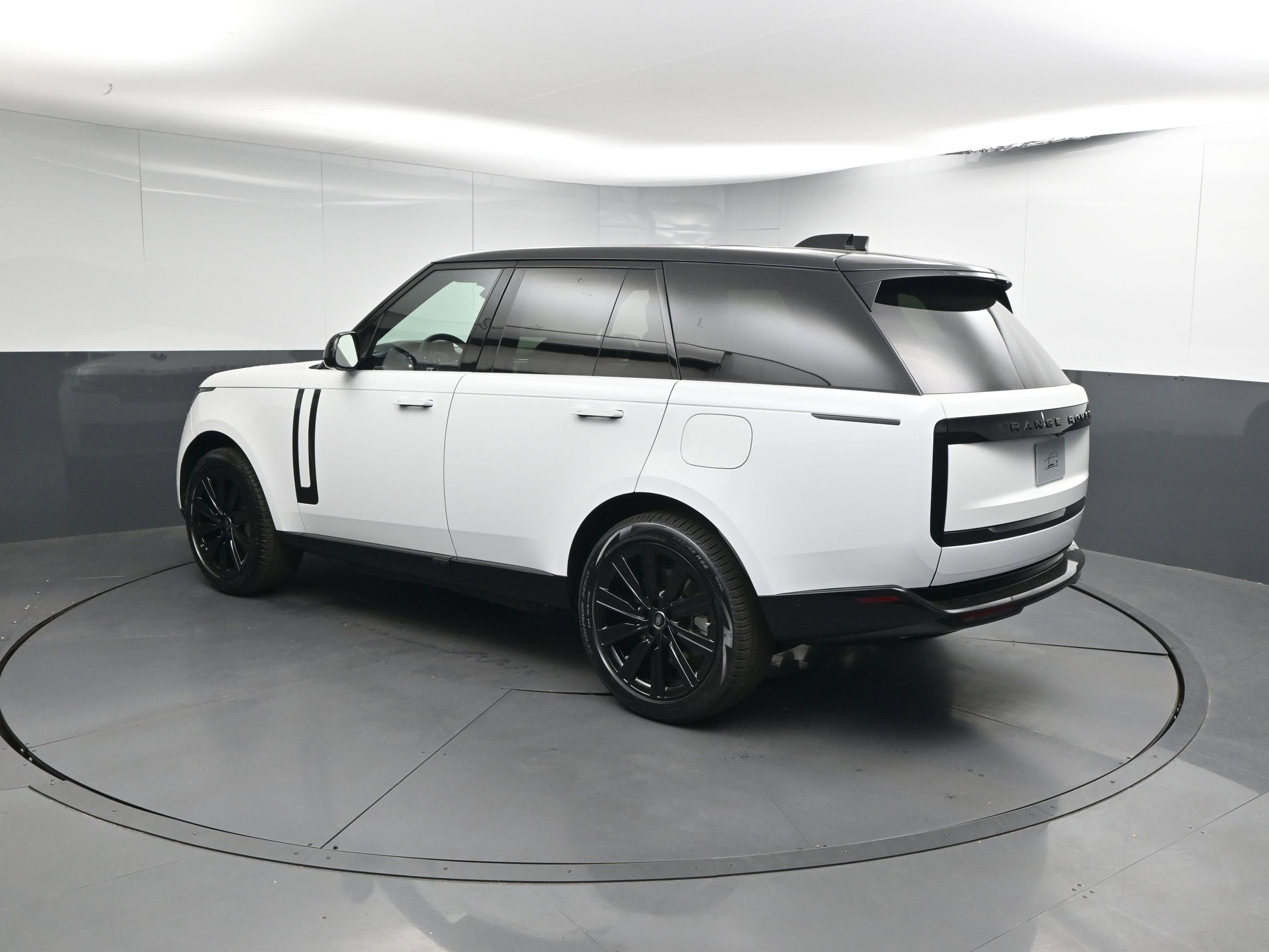 New 2025 Land Rover Range Rover SE image 3