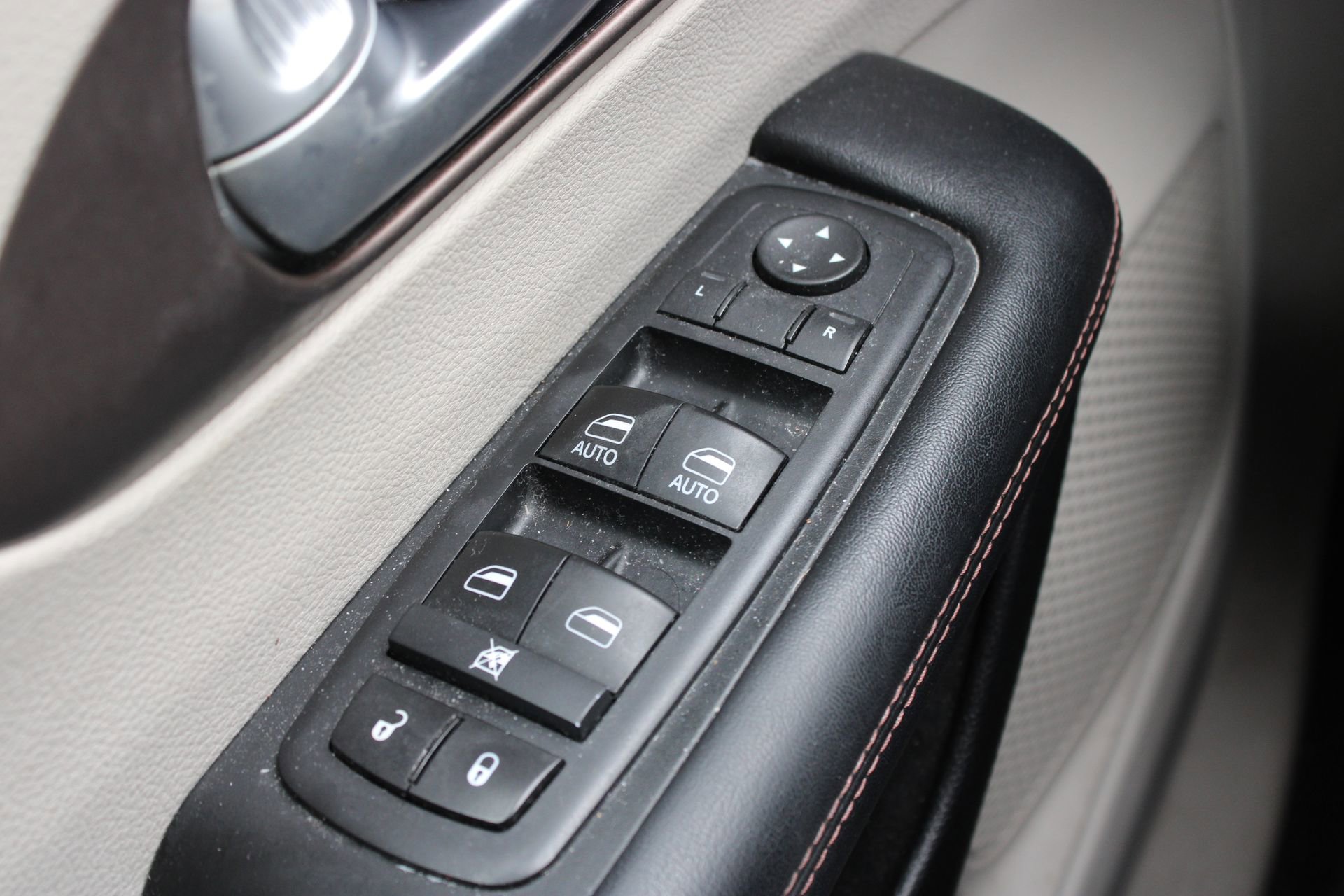 Used 2017 Chrysler Pacifica Touring-L image 25