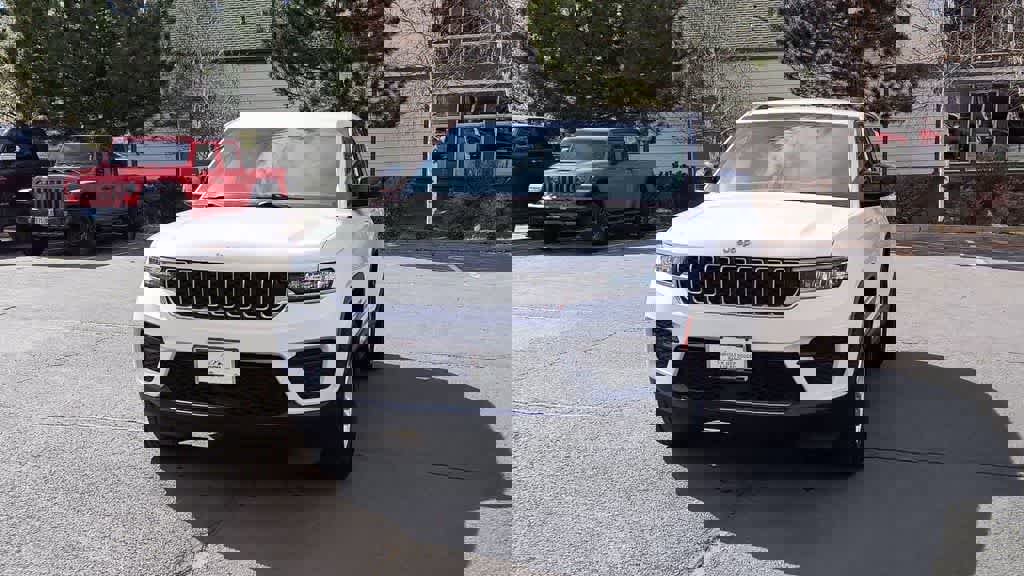 Used 2023 Jeep Grand Cherokee Laredo image 4