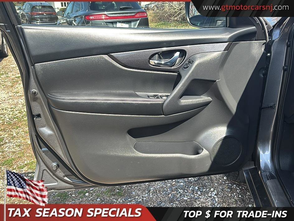 Used 2018 Nissan Rogue SV image 19
