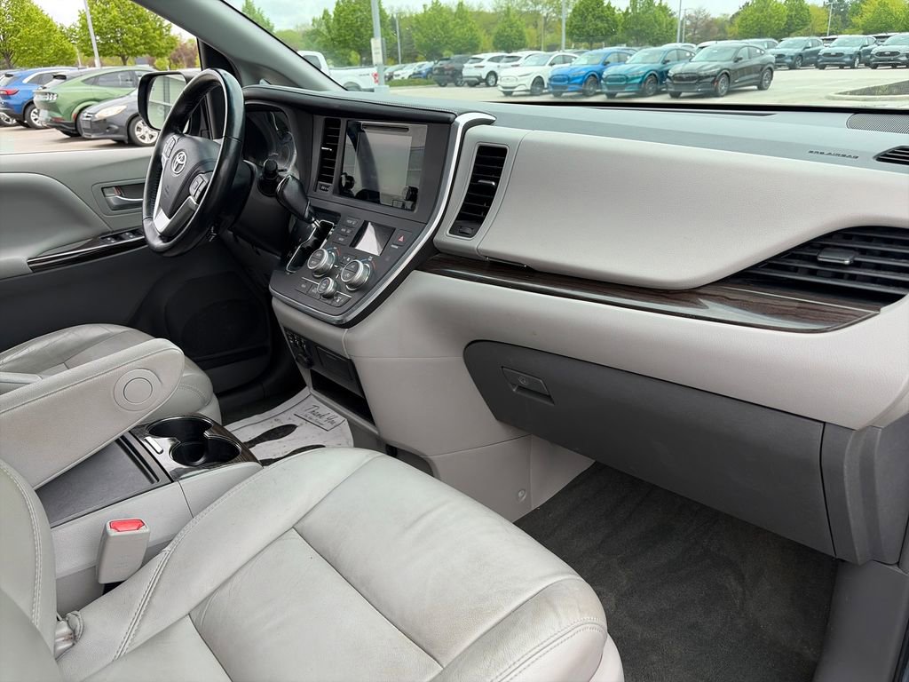 Used 2015 Toyota Sienna XLE w/ XLE Navigation Package FWD image 10