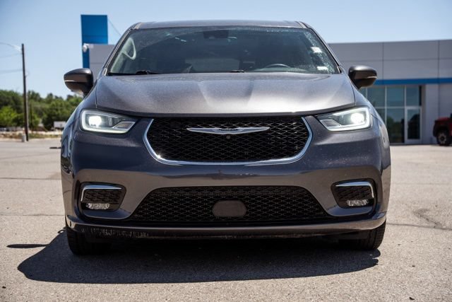 Used 2023 Chrysler Pacifica Touring-L FWD image 2
