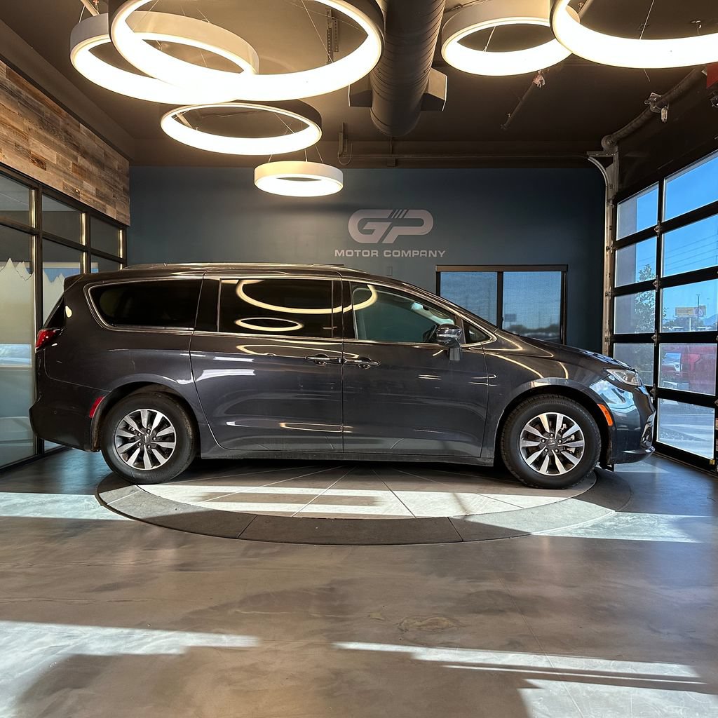Used 2021 Chrysler Pacifica Touring-L FWD image 2