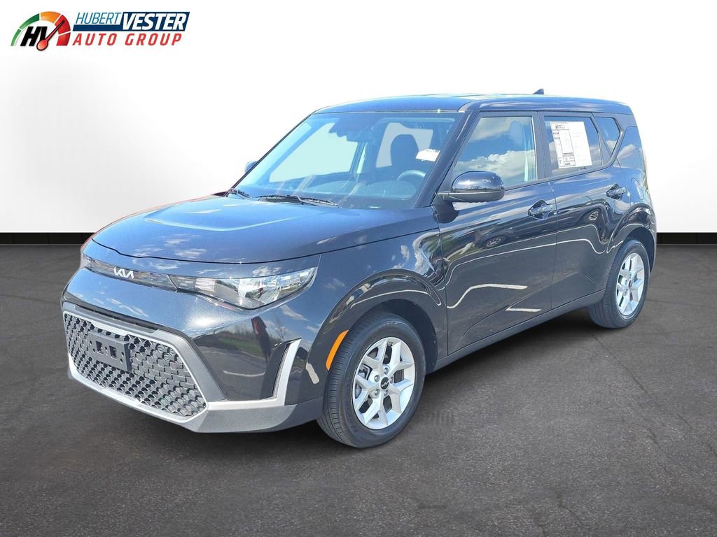 Used 2025 Kia Soul LX w/ LX Technology Package image 2