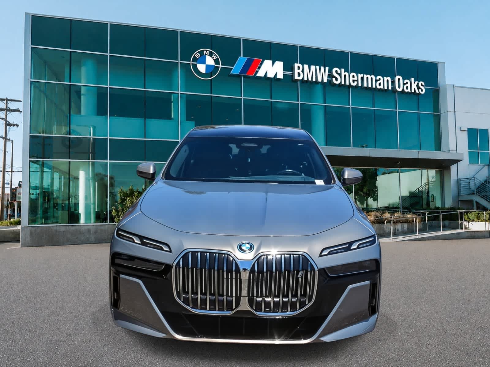 Used 2023 BMW i7 xDrive60 AWD/4WD image 2