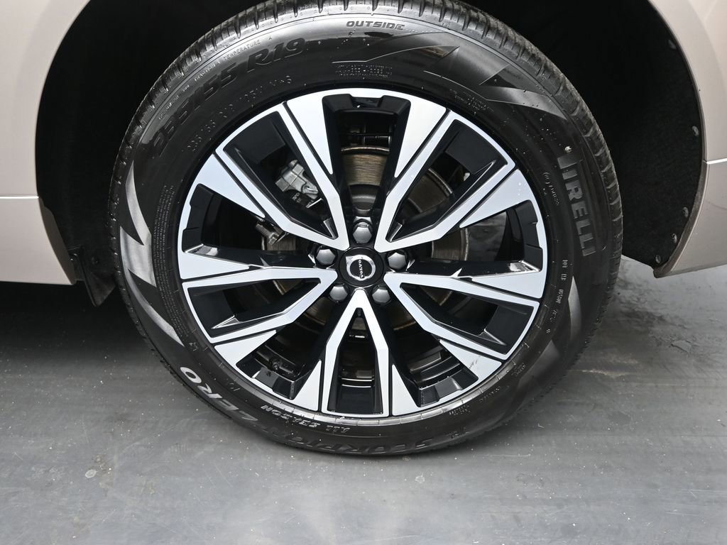 Used 2025 Volvo XC60 B5 Plus image 9