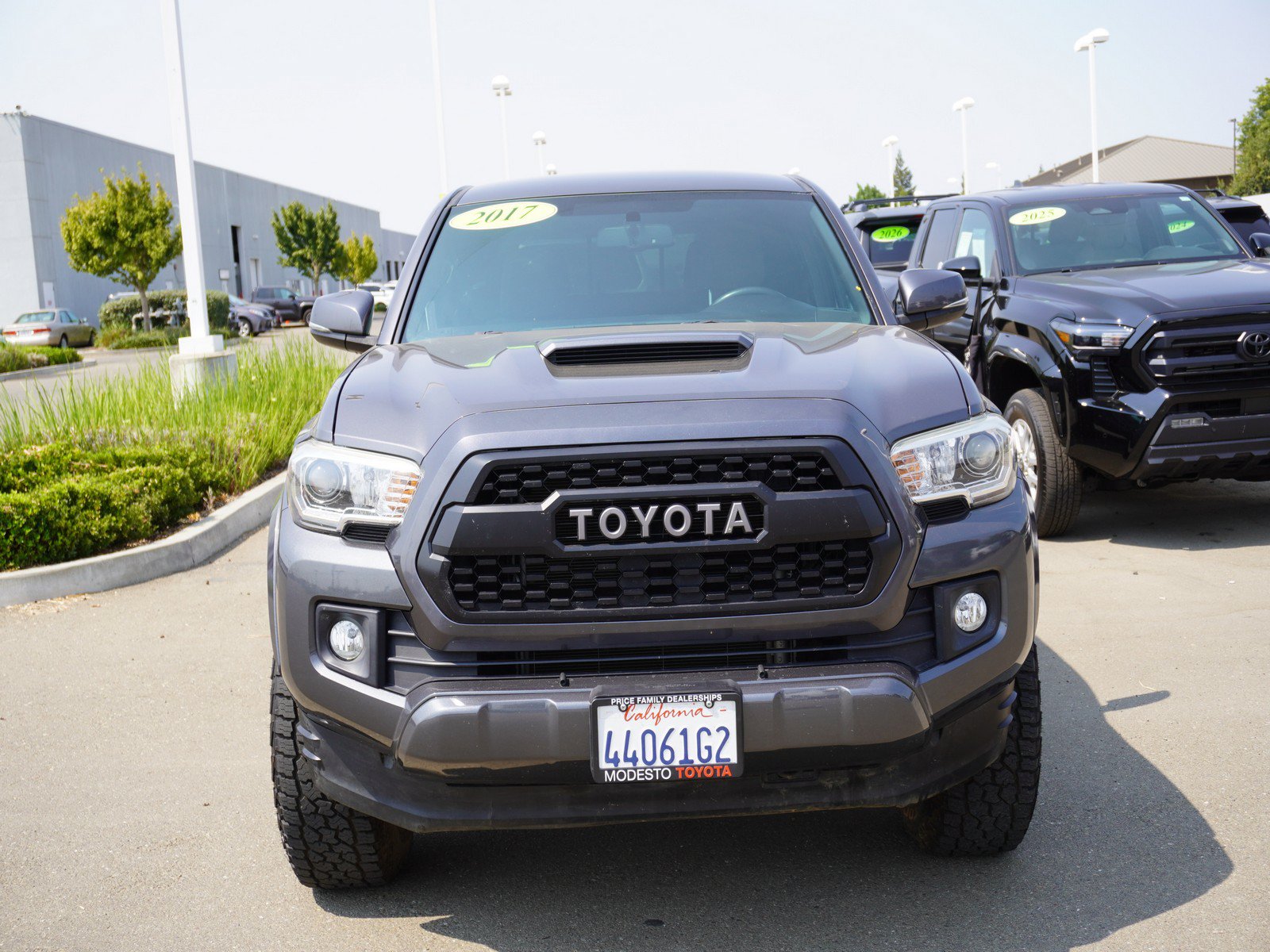 Used 2017 Toyota Tacoma TRD Sport w/ Tow Package (A/T) AWD/4WD image 6