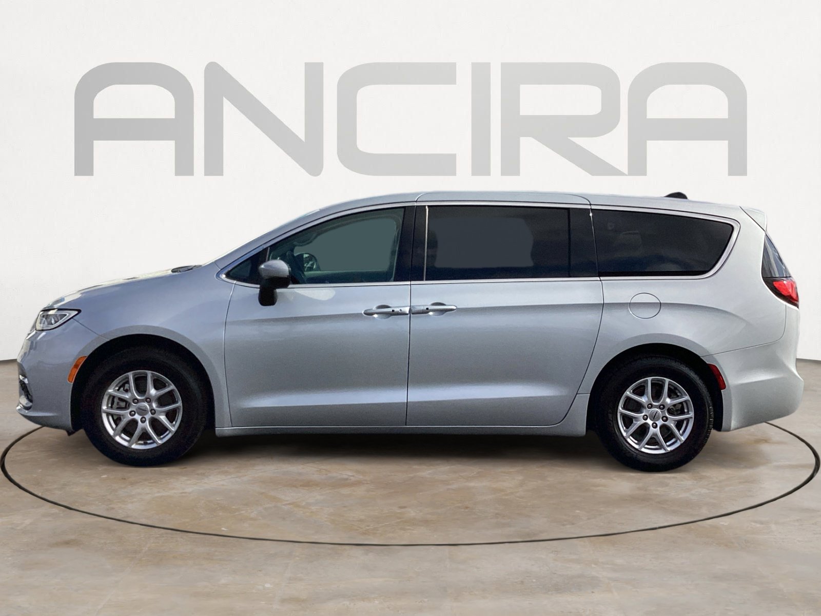 Used 2023 Chrysler Pacifica Touring-L image 11