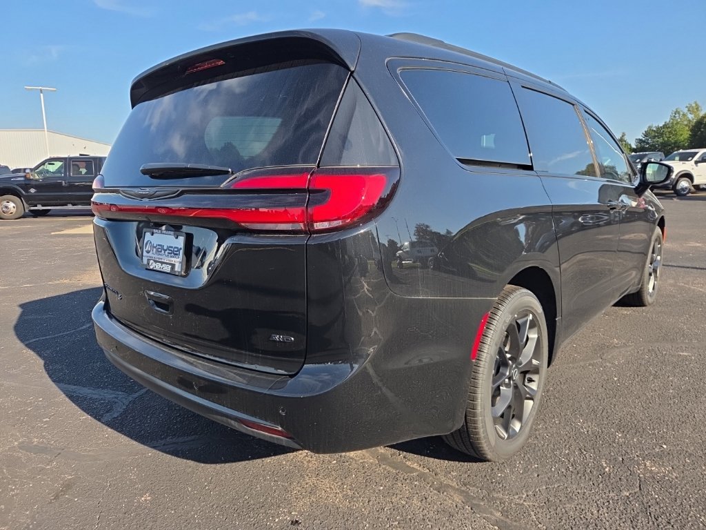 New 2026 Chrysler Pacifica Select w/ S Appearance Package AWD/4WD image 3