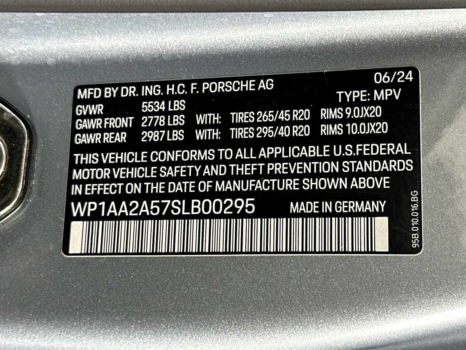 Certified 2025 Porsche Macan AWD/4WD image 30