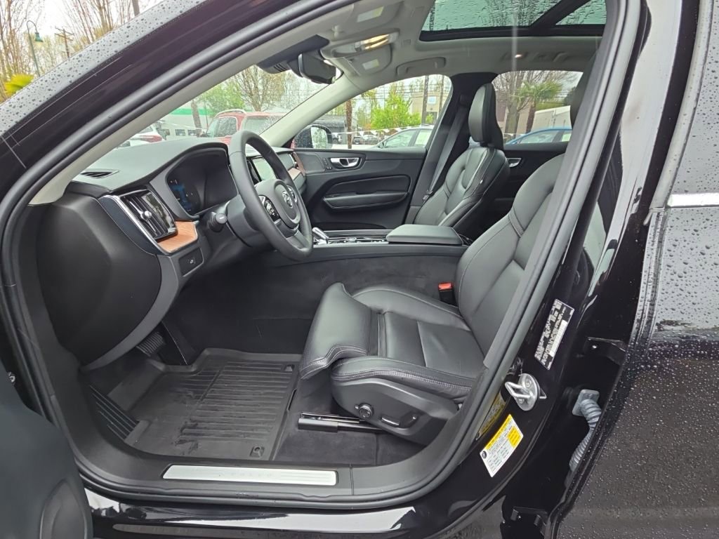 Certified 2023 Volvo XC60 B5 Ultimate w/ Climate Package image 4