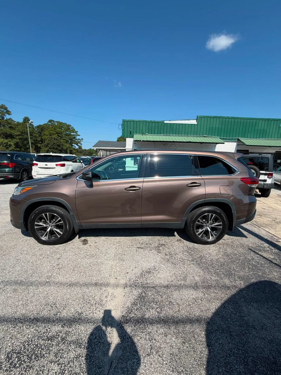 Used 2019 Toyota Highlander LE AWD/4WD image 4