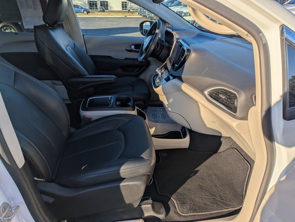 Used 2024 Chrysler Pacifica Touring-L image 20