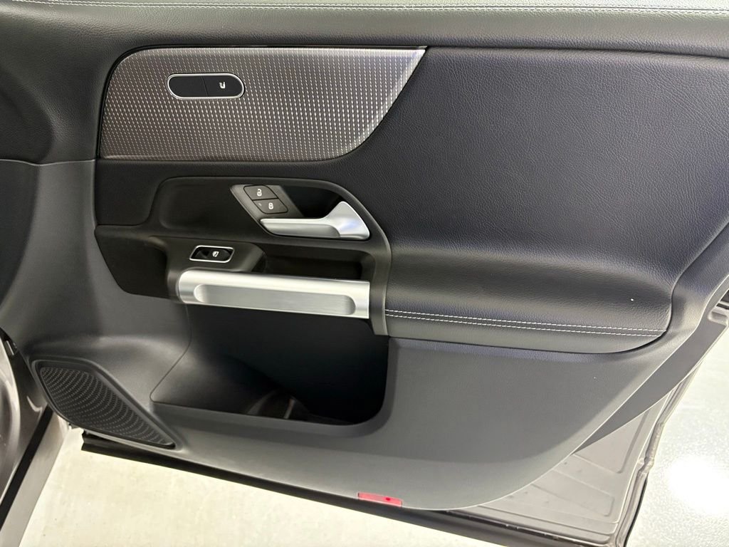 Used 2022 Mercedes-Benz GLB 250 image 41