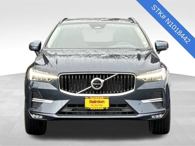 Used 2022 Volvo XC60 B5 Momentum image 2