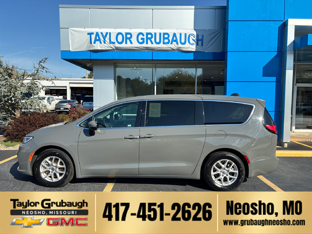 Used 2023 Chrysler Pacifica Touring-L FWD image 1
