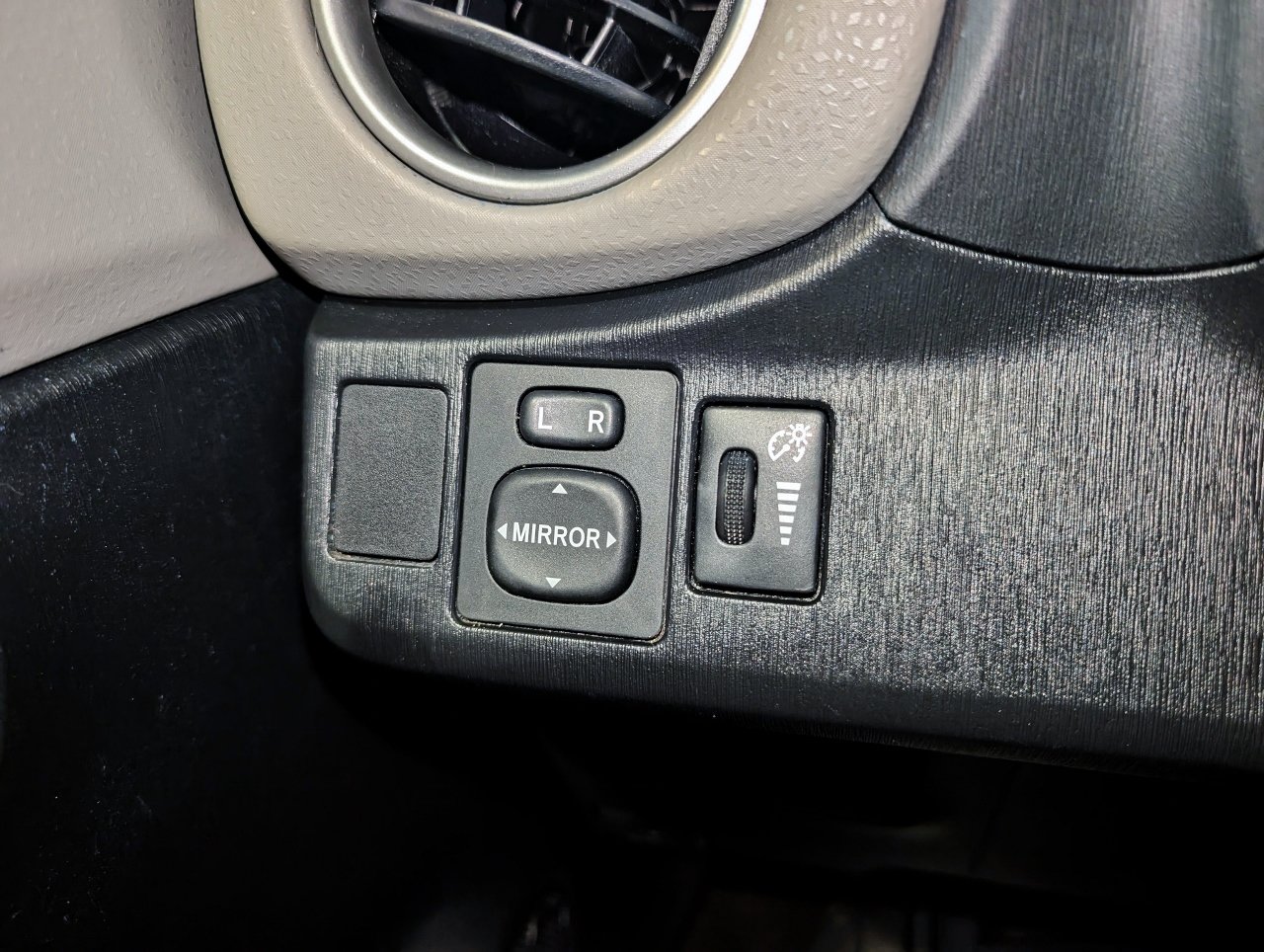 Used 2014 Toyota Yaris LE FWD image 32