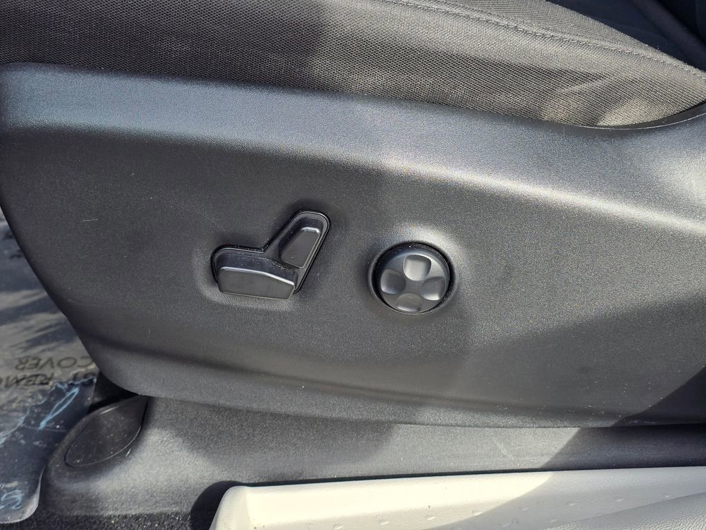 Used 2023 Chrysler Voyager LX image 21