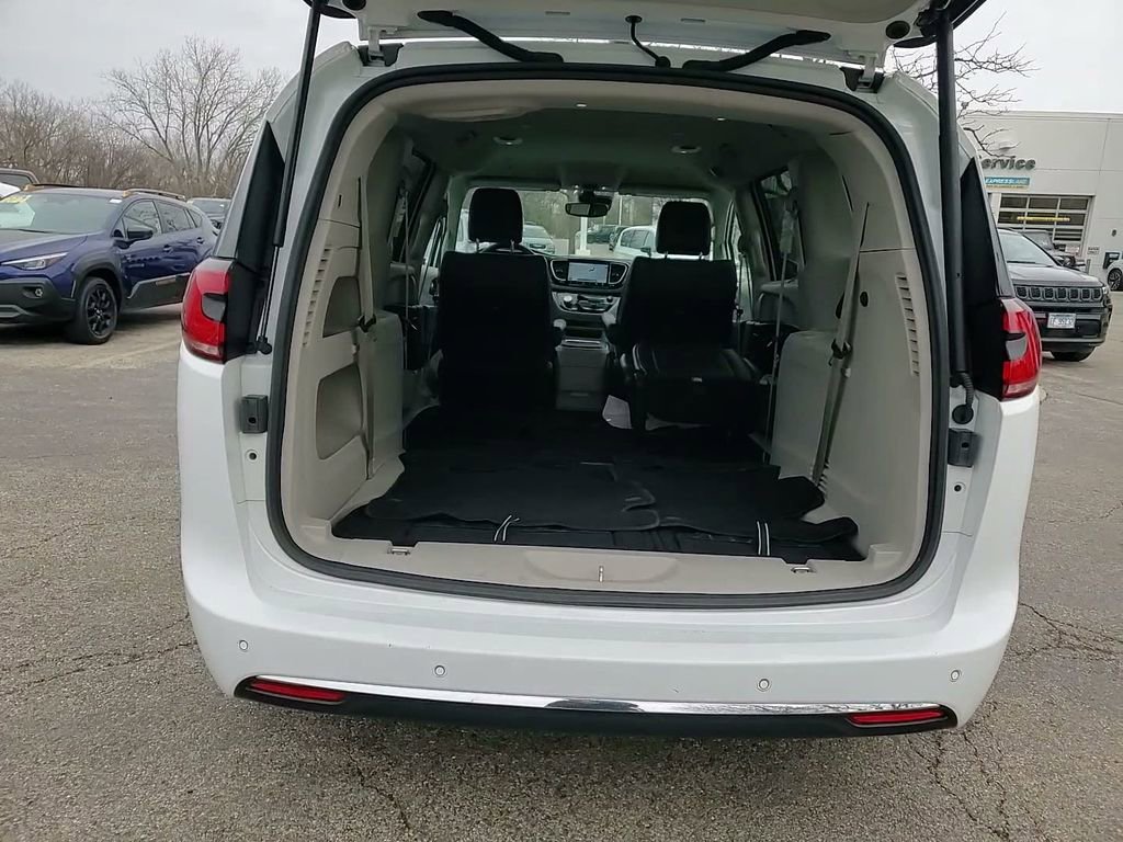 Used 2023 Chrysler Pacifica Touring-L image 11