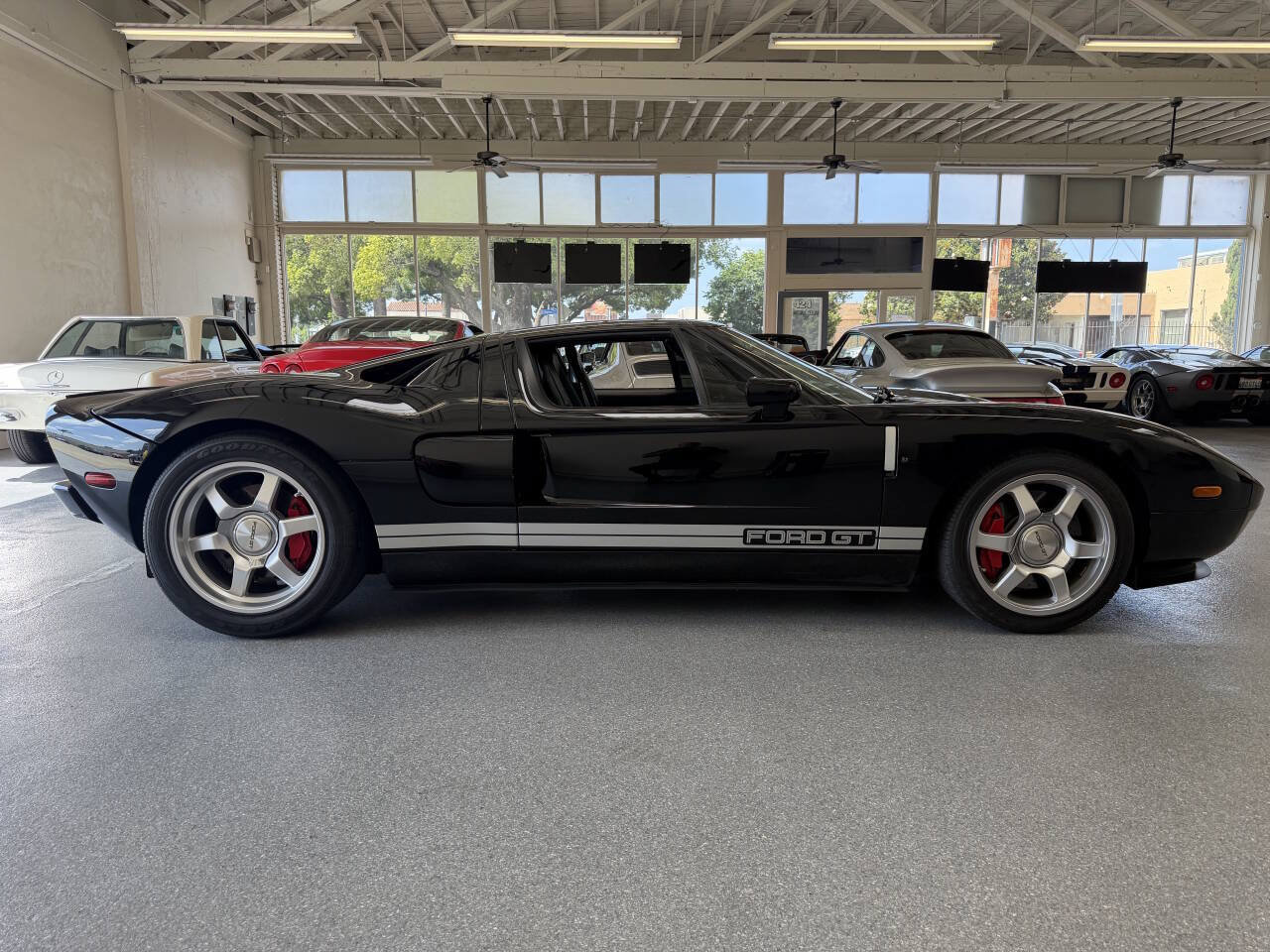 Used 2005 Ford GT RWD image 15
