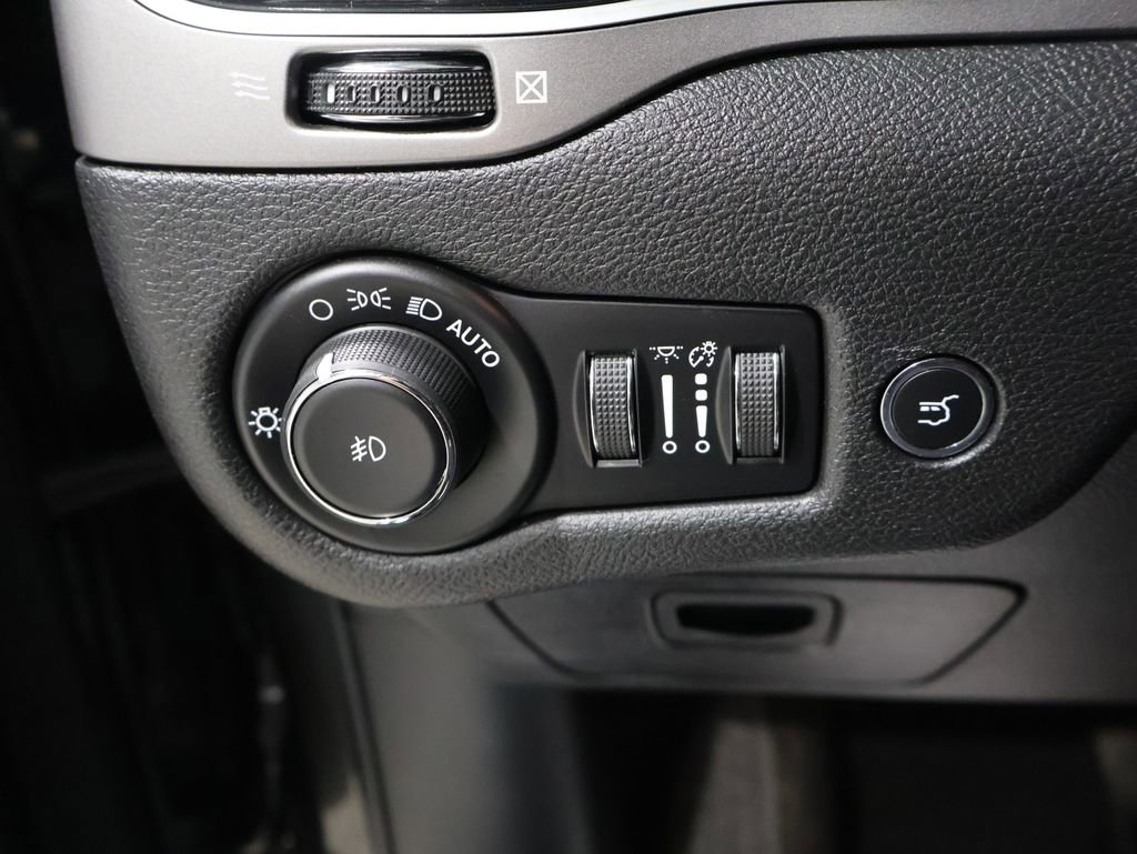 Used 2019 Jeep Cherokee Limited image 33