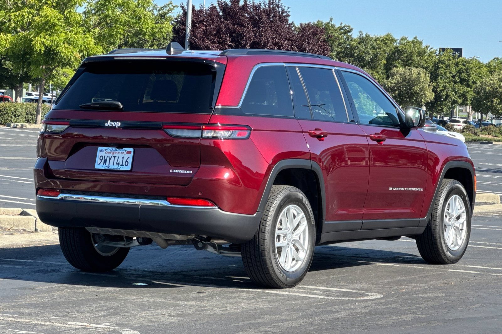 Used 2025 Jeep Grand Cherokee Laredo X w/ Luxury Tech Group I RWD image 4
