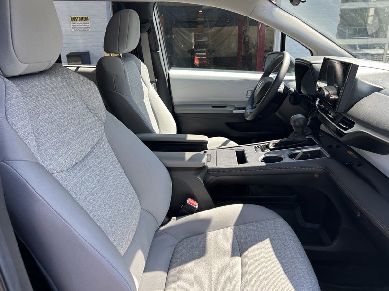 Used 2025 Toyota Sienna LE AWD/4WD image 21