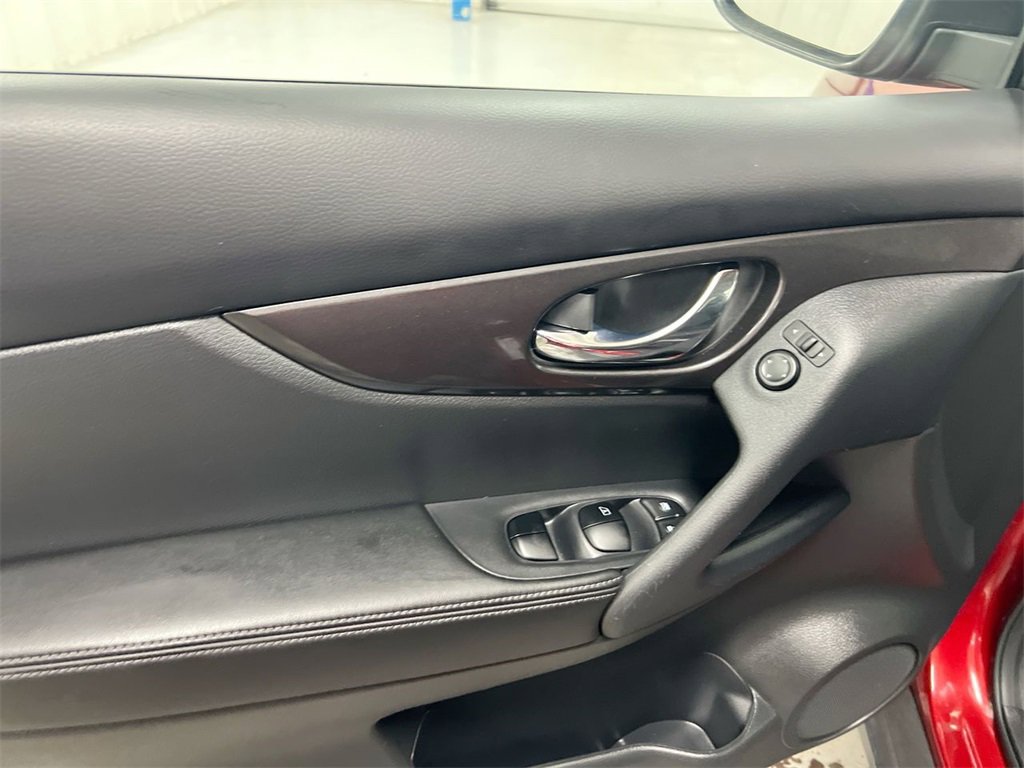 Used 2020 Nissan Rogue SV image 20