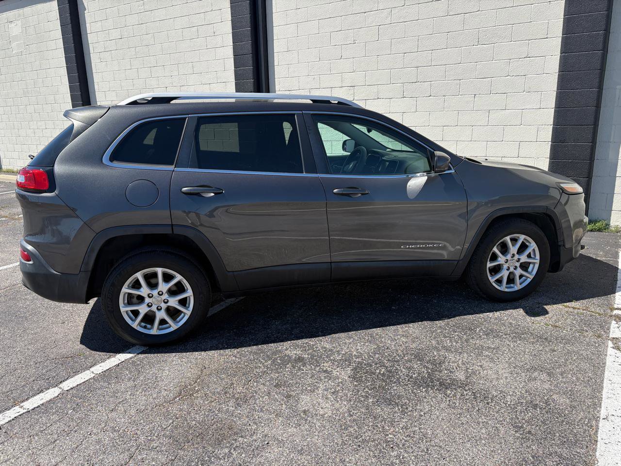 Used 2016 Jeep Cherokee Latitude image 4