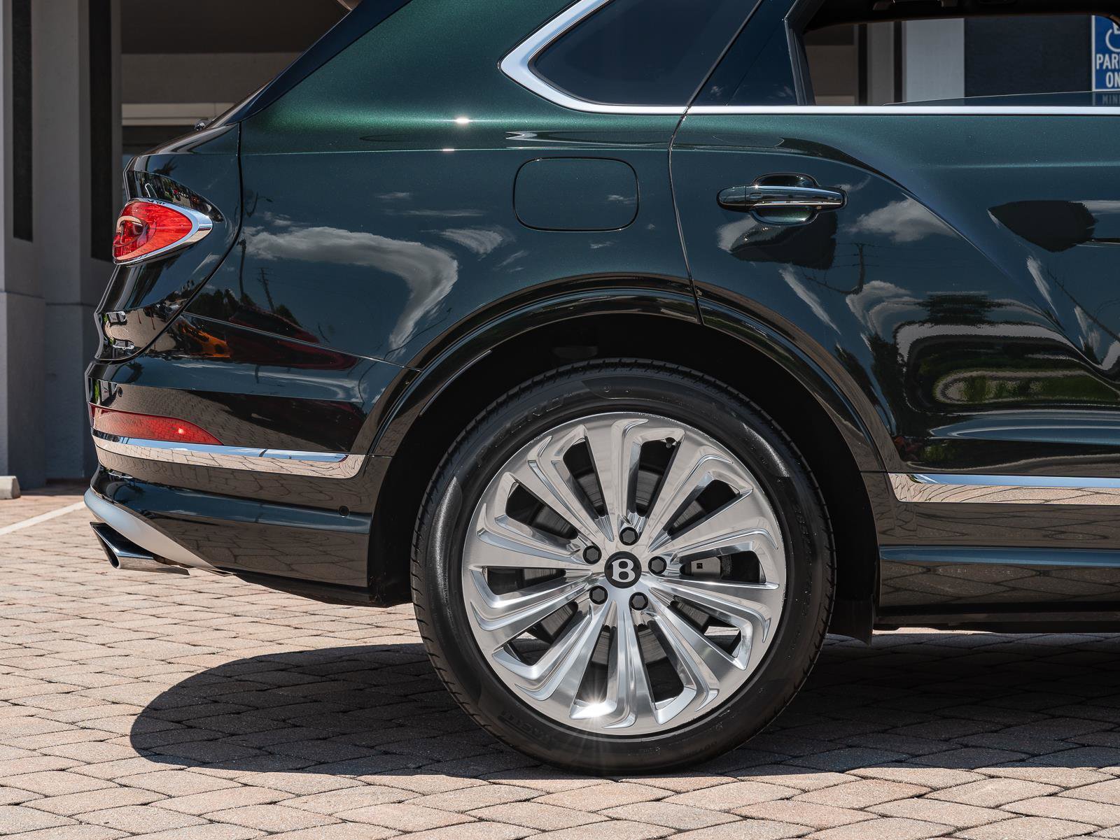 Used 2023 Bentley Bentayga Extended Wheelbase AWD/4WD image 39