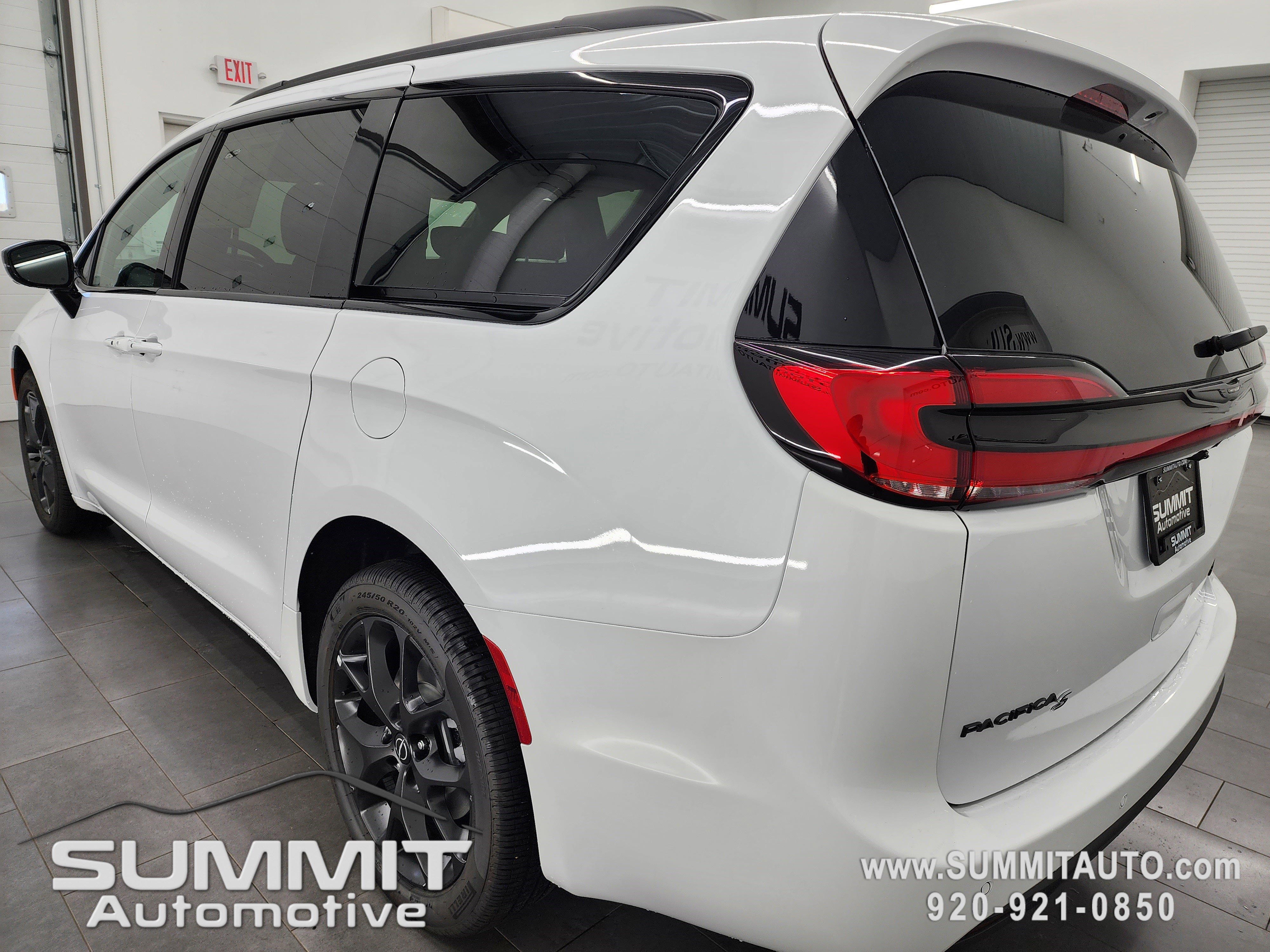 New 2026 Chrysler Pacifica Limited w/ S Appearance Package image 6