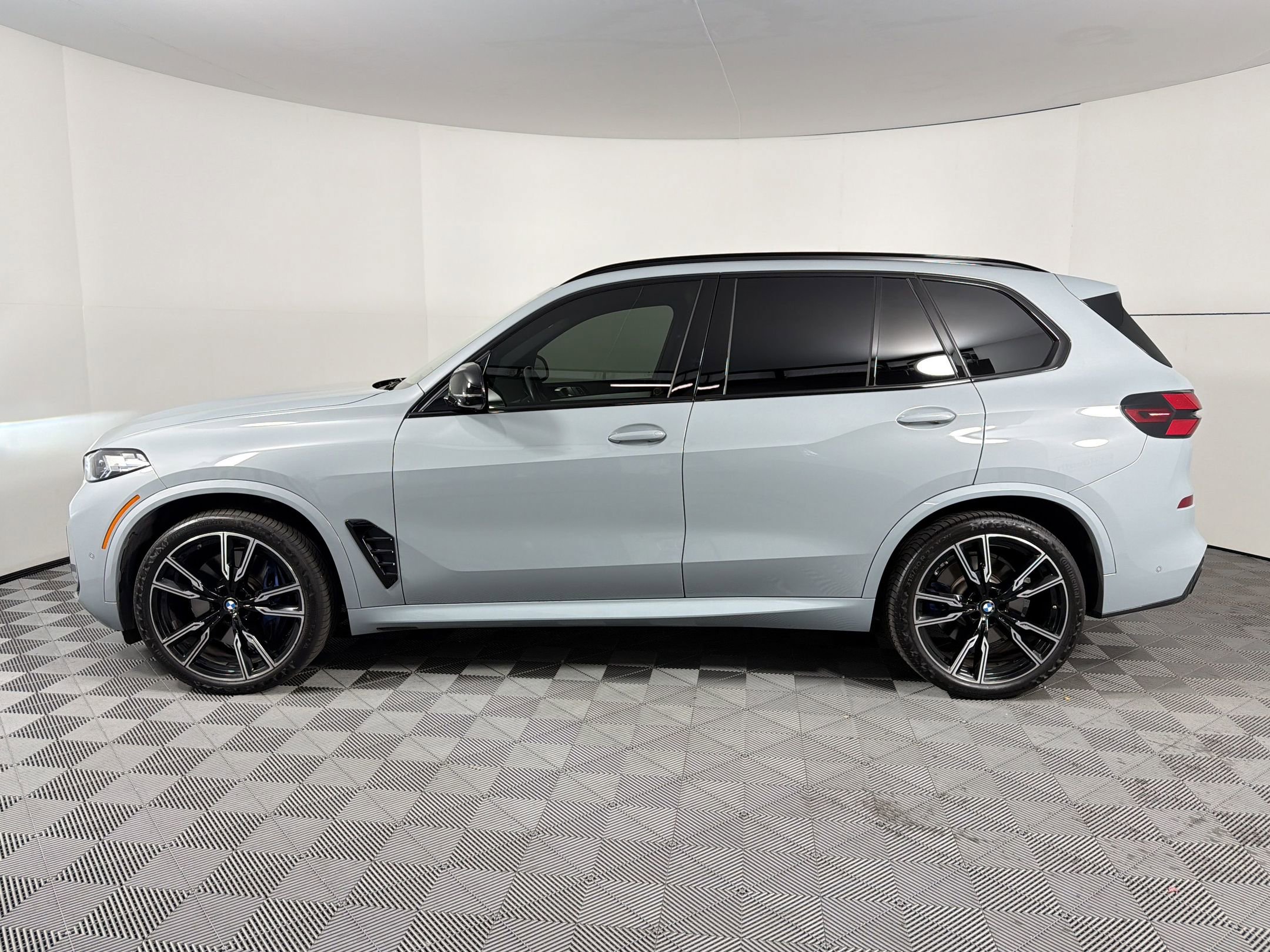 Used 2024 BMW X5 M60i w/ Executive Package image 2