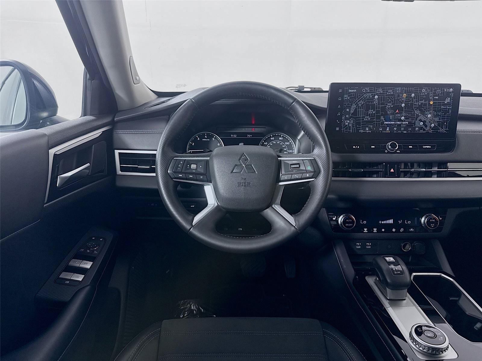 Used 2025 Mitsubishi Outlander SE FWD image 3