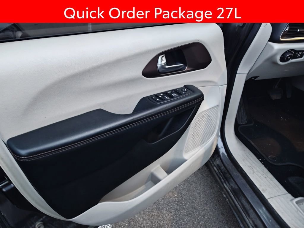 Used 2018 Chrysler Pacifica Touring-L image 5