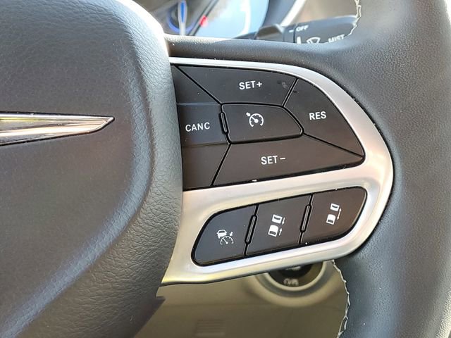 Used 2023 Chrysler Pacifica Touring-L image 19