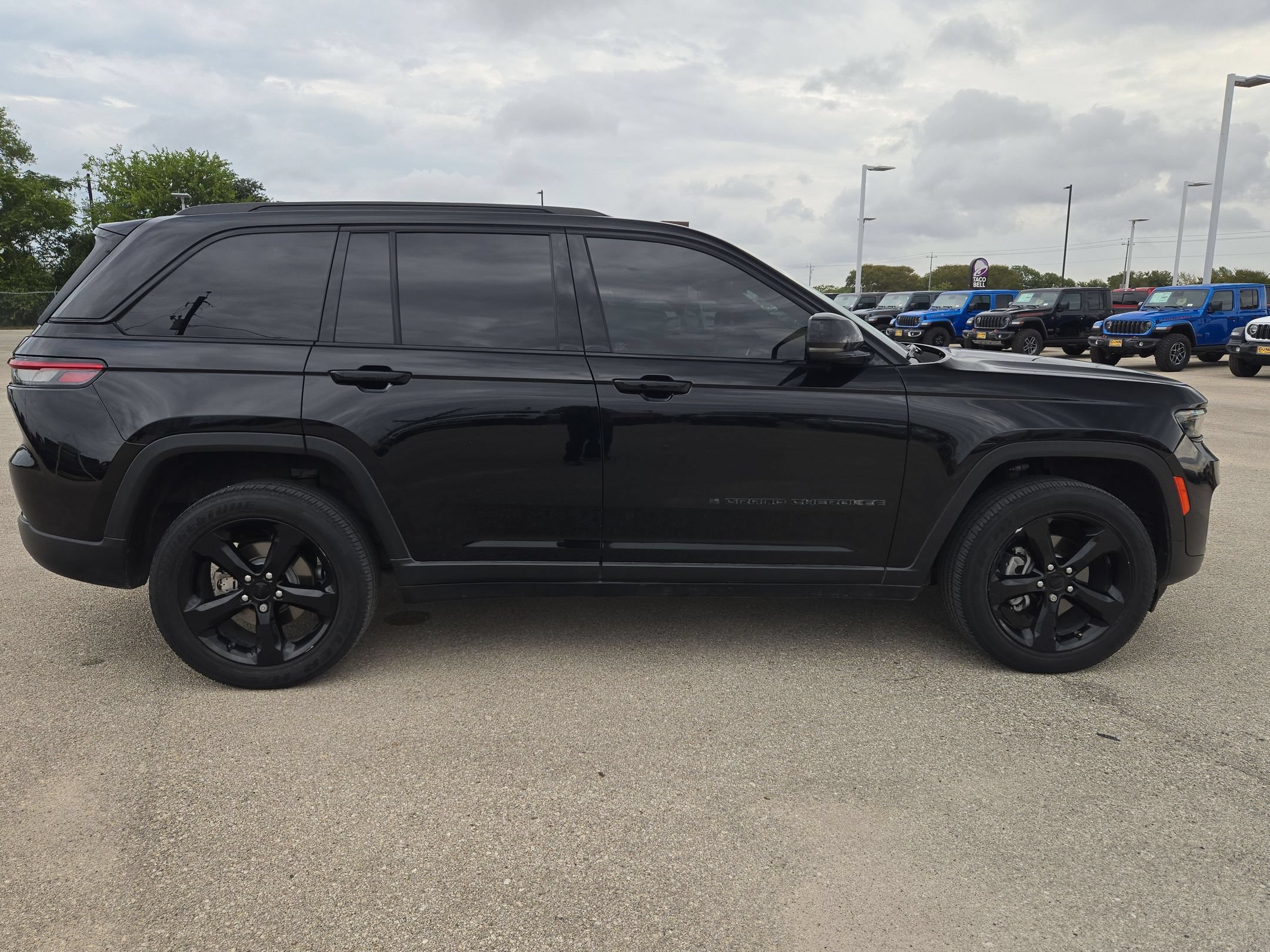 Used 2023 Jeep Grand Cherokee Altitude AWD/4WD image 2