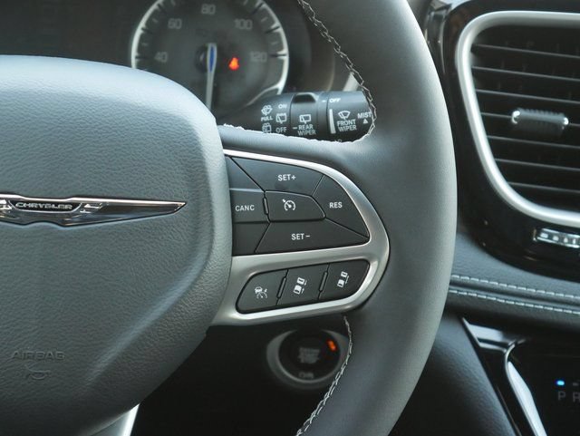 New 2026 Chrysler Pacifica Select AWD/4WD image 16