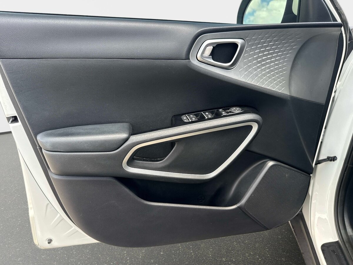 Used 2020 Kia Soul LX FWD image 16