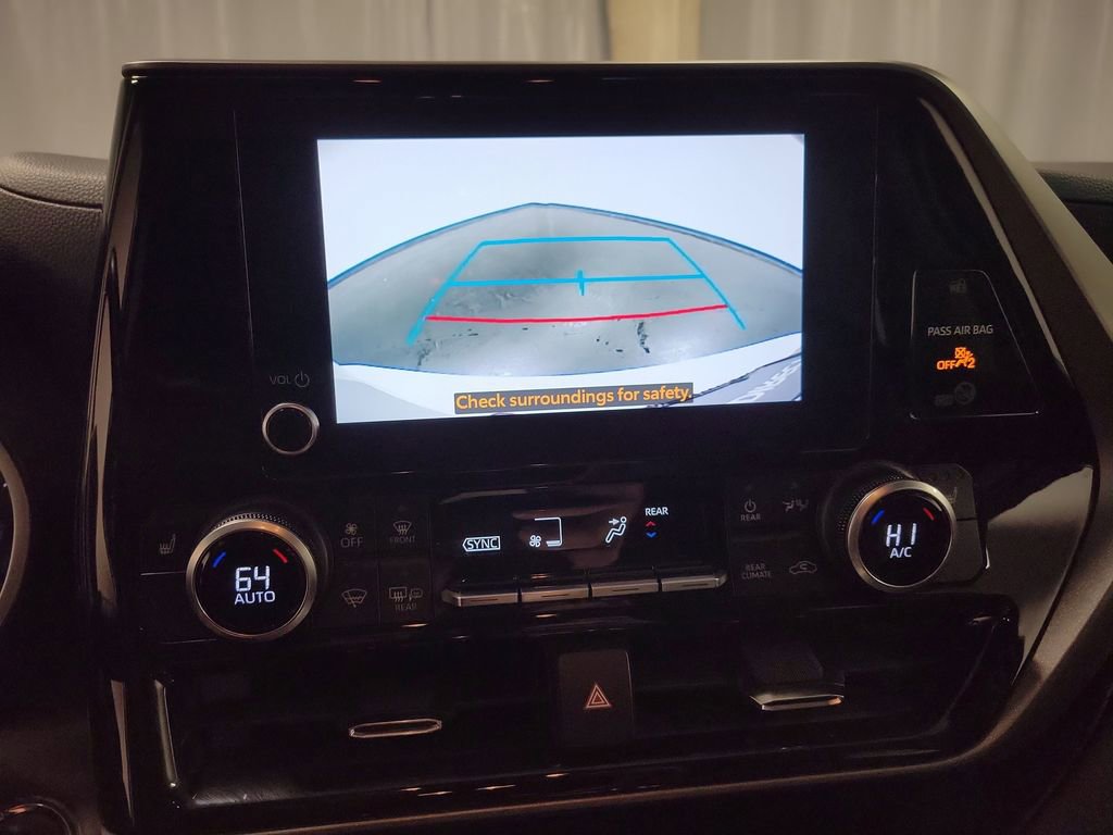 Used 2023 Toyota Highlander XLE AWD/4WD image 17
