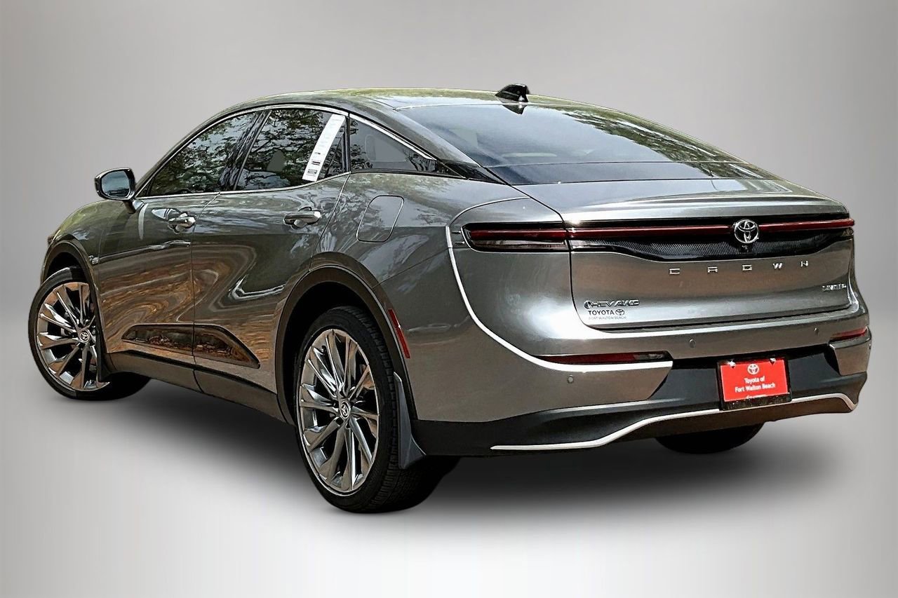 Used 2025 Toyota Crown Limited w/ Advanced Technology Package AWD/4WD image 4