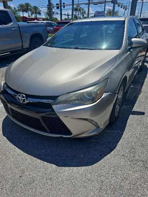 Used 2015 Toyota Camry SE w/ Moonroof Package FWD image 1